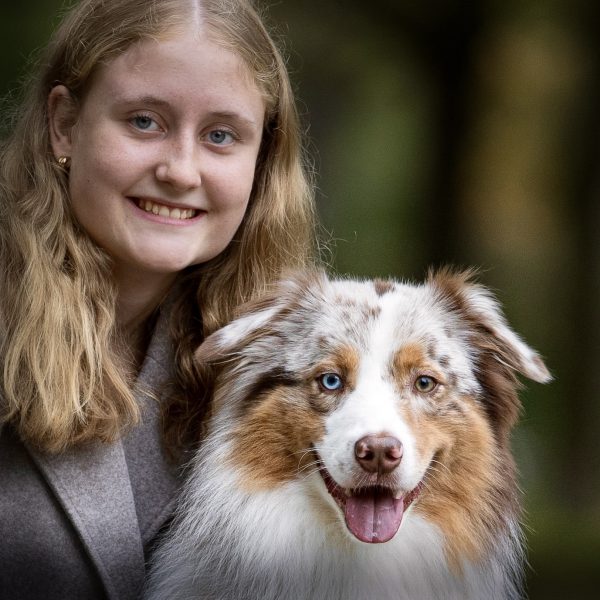 Portrait einer jungen Frau mit ihrem Australian Shepherd