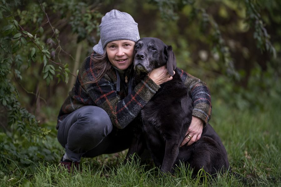 Hunde Fotografie einer Frau mit ihrem alten Labrador