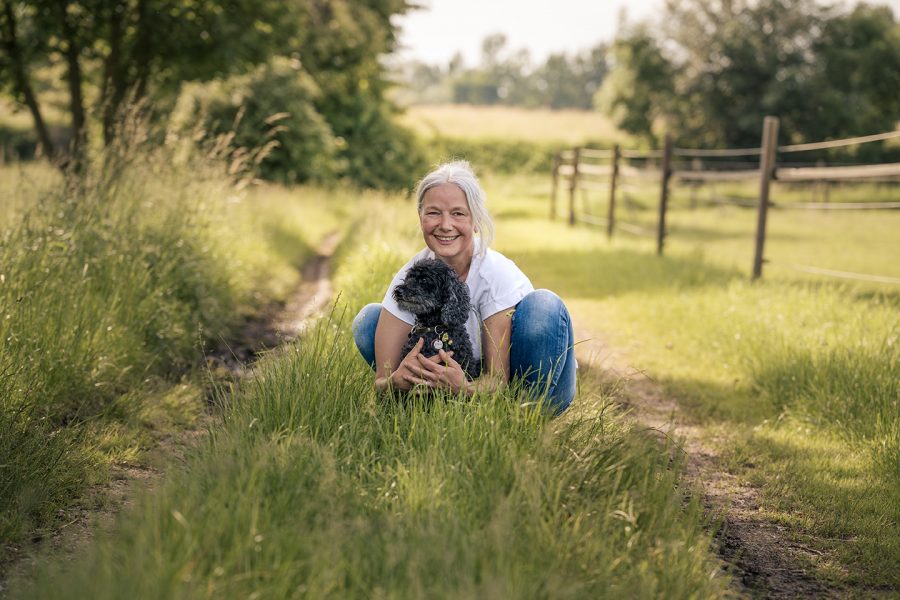 Foto von Hund in Wiese mit der Fotografin 
